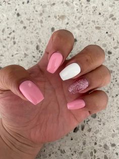 Pink Fake Nails Short, Pink White Sparkle Nails, Pink And White Gel Nails With Glitter, Glittery Pink And White Nails, Pink Nails With White Ring Finger, Pink And Silver Sparkle Nails, White And Pink Acrylic Nails Ideas, Vacation Nails Pink And White, Pale Pink Gel Nails Short