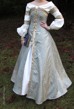 Medieval/mythical gown, so beautiful Narnia Dresses, Narnia Costumes, Medieval Gown, Costume Intero, Medieval Fashion, Fantasy Dress