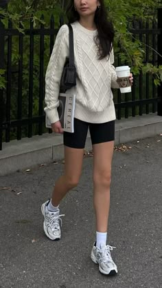 Nb530 Outfit, Chunky Sneakers Outfit Street Style, Clothes Spring 2023, New Balance Chunky, New Balance Outfits, Neutral Sneakers, Nb Sneakers