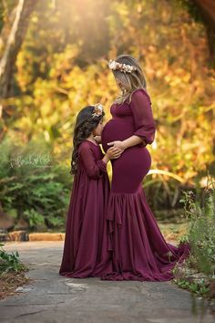 Maternity Photos With Daughter, Mother Daughter Maternity, Maternity Photo Dresses, Mama And Daughter, Maternity Photography Poses Couple