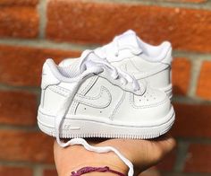 Air Force Bebe, All White Nike, Nike Tenis, White Nike Air Force 1, Luxury Baby Clothes, White Nike Air Force, Baby Routine, White Nike Air, Preppy Shoes