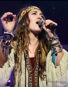 Lauren Daigle Concert, Lauren Diagle, Angel Music, Christian Music Artists, Contemporary Christian Music, Look Boho Chic, Lauren Daigle, Earthy Style, Christian Artists