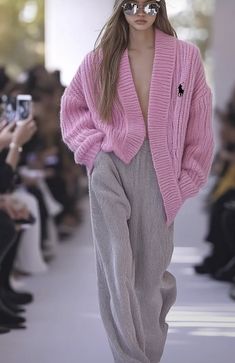 Aesthetic 2024 Fashion, Printed Sweater Outfit, Knit Set Outfit Women, Pink Cardigan Outfit Aesthetic, Pink Street Style, Mode Inspo, Knit Fashion, Winter 2024