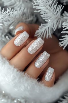 17 Simple Christmas Nail Design Ideas to Sparkle Through the Season Xmas Nail Designs, Candy Cane Nails, Christmas Gel, December Nails, Red Christmas Nails, Holiday Nail Designs, Christmas Nails Easy, Cute Christmas Nails