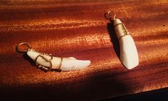 Rose wire wrapped buffalo teeth pendants. Wire Jewerly, Canine Tooth, Bone Art, Diy Jewelry Necklace, Wire Weaving, Steam Punk, Wire Wrap, Wire Jewelry