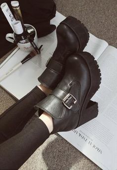 Lindos ❤️ Estilo Indie, Black Platform Boots, Moncler Jacket, Black Platform, Fashion High Heels, Glam Rock, Shoe Closet, Crazy Shoes, Dream Shoes