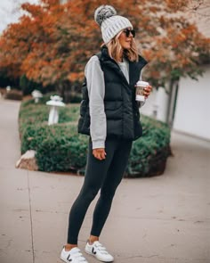 Black Vest Outfit, Friday Wear, Puffer Vest Outfit, Vest Outfits For Women, Leggings Outfit Winter, Black Leggings Outfit, Winter Outfits Cold, Legging Outfits