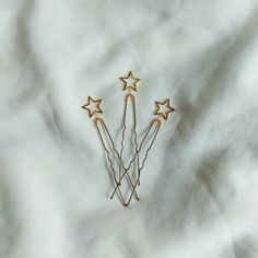 Wedding star hair pins made of brass stars and jewelry wire. Perfect for a boho style or for a celestial-themed wedding. An addition to wedding updos and buns. These pieces of hair jewelry are perfect accessories for a modern, alternative, celestial or even boho-style bride! Those accessories will look beautiful with the company of simple and elegant wedding dress <3 It is a beautiful alternative to classic wedding hairpieces. You will look amazing and unforgettable on your wedding day! Cool wed Boho Style Bride, Star Hair Pins, Celestial Hair, Stars Wedding, Wedding Motifs, Wedding Updos, Beautiful Wedding Photos, Star Hair, Wedding Hair Pins