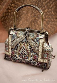 Purse Trends, Hand Bags For Women, Everyday Handbag, Vintage Purses, Pretty Bags, Embroidered Bag, Beaded Purses, Purse Accessories