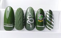 Hp Nails Slytherin, Harry Potter Makeup Looks Slytherin, Slytherin Nails Aesthetic, Nail Designs Harry Potter, Cute Harry Potter Nails, Harry Potter Christmas Nails