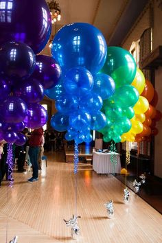 there are many balloons on the floor in this room