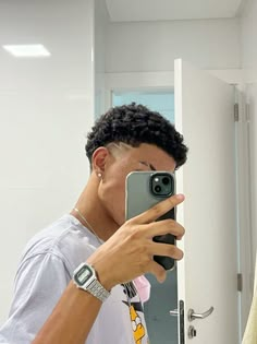 ideia de corte para cabelo enrolado Mens Twists Hairstyles, Taper Fade Short Hair, Fade Haircut Curly Hair, Taper Fade Curly Hair, Curly Hair Fade, Hair Evolution, Shaved Hair Designs, Hair Unit, Haircut Curly Hair