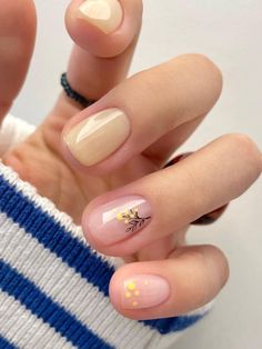 short glossy beige nails with leaf flower accent Short Nail Designs Beige, Minimal Manicure Design, Fun Neutral Nails, Minimalistic Nail Designs, Ongles Beiges, Beige Nail, Beige Nails Design, Yellow Nail