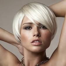 Strahle mit einer platinblonde Kurzhaarfrisur! | http://www.neuefrisur.com/kurzhaarfrisuren/strahle-mit-einer-platinblonde-kurzhaarfrisur/525/ Haircuts 2020, Classic Bob Hairstyle, Trendy We Fryzurach, Straight Hairstyles Medium, Short White Hair, Platinum Blonde Hair Color, Hair Styles 2014, Short Bob Haircuts, Pixie Haircuts