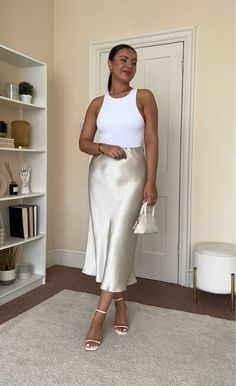 Elegant Summer Outfits 2023, Very Elegant Outfit, Summer Classy Outfits Woman, Satin Summer Outfit, Office Summer Dress, Silk Skirt Outfit Formal, Romantic Wardrobe Style, Modest Classy Summer Outfits, Simple Spring Outfits Casual