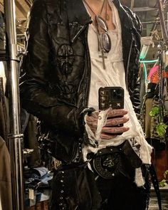 Goth Cargo Pants Outfit, Heavy Metal Aesthetic Outfits Men, Grunge Outfits Men Aesthetic, Anarchist Aesthetic Fashion, Masc Alternative Outfits, Men Alt Fashion, Men Alternative Fashion, Mens Emo Fashion