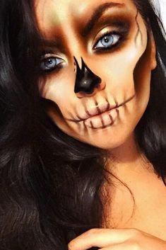 Half Sugar Skull Makeup, Horror Smink, Skeleton Face Paint, Unique Halloween Makeup, Halloween Makeup Sugar Skull, Makeup Clown, Halloween Make-up Looks, Skeleton Face, Creepy Halloween Makeup