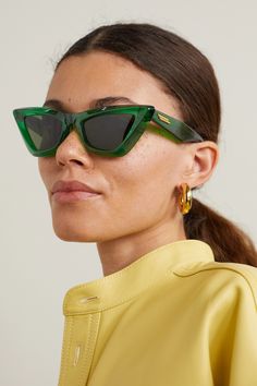 Bottega Veneta Eyewear's sunglasses will add a playful splash of color to your outfit. They've been made in Italy from recycled-acetate and designed with angular cat-eye frames. Store yours in the case between use to prevent scratches. Colored Sunglasses Outfit, Green Sunglasses Outfit, White Sunglasses Outfit, Cat Eye Sunglasses Outfit, Styling Sunglasses, Glasses Photography, Bottega Veneta Sunglasses, Glasses Outfit, Sunglasses Outfit