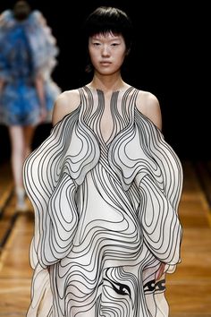 Iris Van Herpen 3d Printing, Iris Van Herpen Couture, Surrealism Fashion, Western Outfits Men, Geometric Fashion, Iris Van Herpen, 3d Fashion