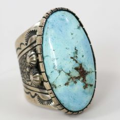 Bague en argent sterling avec des motifs estampillés à la main et sertie de turquoise naturelle Golden Hills.

 Taille de bague : 11,75
 Largeur de réglage de 0,75 po, hauteur de réglage de 1,5 po
 Largeur de bande de 0,5" à 1" Golden Hill, Zuni Jewelry, Concho Belt, Navajo Jewelry, Native Jewelry, Pendant Rings, Black Stone, Art Clothes, Sterling Silver Ring