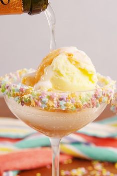 Mimosa Floats - Delish.com Champagne Float, Boozy Ice Cream, Champagne Drinks, Mimosa Recipe, Chocolate Wine, Boozy Desserts