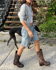 Brown Biker Boots Outfit, Biker Boots Outfit Winter, Brown Boot Outfit, Boots And Shorts Outfit, New York Girl Aesthetic, Buckle Boots Outfit, Frye Boots Outfit, Boots Outfit Summer