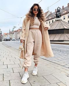 Curvy Street Style, Chubby Girl Outfits, Wardrobe Building, Look Adidas, Midsize Outfits, Street Style Fall Outfits, Skandinavian Fashion, Athleisure Outfits, Comfy Fashion