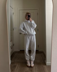 Cool Outfits With Sweatpants, Aritzia Matching Sweat Set, Sweatpants Set Outfit Women, Gray Sweatsuit Outfit, Sage Hoodie Outfit, Aritzia Sweat Set Outfit, Grey Sweat Set Outfit, Grey Sweat Suit Outfits, Gray Sweat Pants Outfits