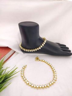 Elegant White Festive Anklet, White Wedding Anklets For Festive Occasions, Wedding Stone Work Anklets, Wedding Anklets With Stone Work, Wedding Anklets With Stone Work For Festivals, Stone Work Anklets For Wedding And Festivals, White Toe Ring Anklets For Festivals, Festive Meenakari Anklets For Wedding, Kundan Anklets For Wedding And Diwali