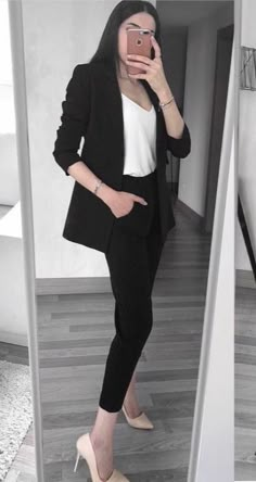 S/n tem 26 anos e tem uma filha de 4 anos. Ela tentando melhorar sua … #fanfic # Fanfic # amreading # books # wattpad Blazer Outfits Casual, Fashionable Work Outfit, Blazer Outfits For Women, Business Outfits Women, Business Casual Outfits For Work, Classy Work Outfits, Stylish Work Outfits, Casual Work Outfits, Blazer Outfits