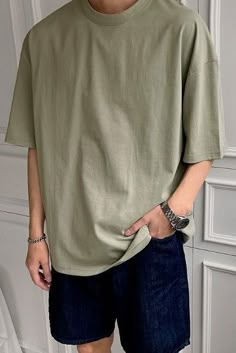 Easy Men Outfit, Cheap Leisure Tops For Men, Basic Mens Outfits Summer, Short For Men Outfits, Trendy Khaki Crew Neck T-shirt, Short Men Fashion Clothing, Clothes For Men Aesthetic, Casual Plain Shirt For Streetwear, Short Men Outfits