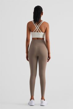 Enfilez ces leggings Butt-Sculpting pour montrer vos courbes et atteindre vos objectifs. De l'entraînement à la sortie et tout le reste. Tissu doux et lisse bien conçu, anti-irritations et sans couture, qui donne l'impression d'être une seconde peau - vous oublierez que vous portez des leggings pour faire de l'exercice avec une sensation presque nulle lorsque vous bougez. À équiper avec un soutien-gorge de sport assorti. et des baskets à lacets pour des vibrations cool sans effort.
Caractéristiq Solid Compressive Cross Back Activewear, Solid Color Compressive Activewear With Cross Back, High Waist Activewear With Built-in Bra For Workout, Compressive High-waist Activewear With Built-in Bra, Stretch Crisscross Activewear For Yoga, Solid Activewear With Crisscross Straps, High Waist Yoga Activewear With Built-in Bra, Compression Yoga Activewear With Cross Back, Yoga Compression Activewear With Cross Back