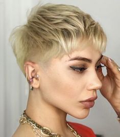 Short Pixie with Tapered Sides and Back Hair Curling Tips, Short Blonde Haircuts, Haircut Inspiration, Undercut Pixie Haircut, Long Bangs, Penteado Cabelo Curto, Short Pixie Haircuts, Short Blonde