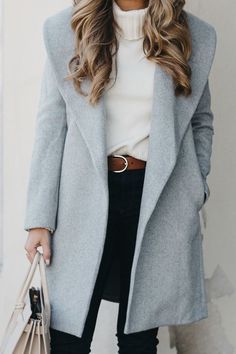 Classic grey jacket for winter worn with a warm white turtleneck, brown belt, and black jeans. This look is effortless and classic. Chique Outfit, Mode Tips, Dallas Fashion, Blazer Outfit, White Turtleneck, Legging Outfits, Hailey Baldwin, Simple Fashion, Mode Inspo