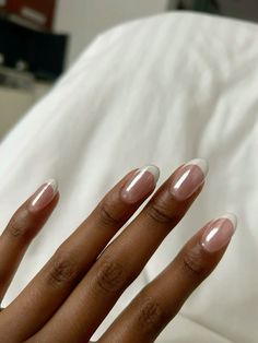 Wedding Nails Dark Skin, Almond Clear Nails, Simple Nail Ideas Neutral Colors, Simple Clear Nails, Simple School Nails, French Manicure Couleur, Basic Gel Nails, Clear Almond Nails, Bella Hadid Nails