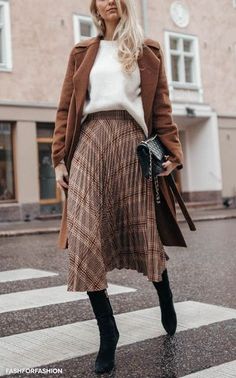 Outfits With Plaid Skirts, Adaline Bowman, Skirt Outfits Fall, Fall Outfits For Work, Cute Winter Outfits, Outfit Trends, Midi Skirts, A Skirt, Skirt Outfit