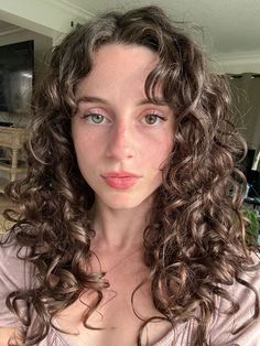 Ideia de selfie para a sua foto de perfil. A autoria da foto não é minha.   #aesthetic #instagram #socialmediatips #foto #selfieidea #photography #photo Wavy Hair 2b, Curly Hair Side Part, Curly Brunette, Frizzy Curly Hair, Hairstyles For Layered Hair, Haircuts For Wavy Hair, Beautiful Curly Hair