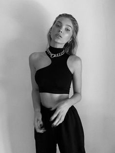 Women High Neck Crop Tank Top with Cut Out Detail Active Asymmetric Crop Tank Top Desserts Apple, 2000s Style, Glamouröse Outfits, Outfits 2000s, Baggy Sweatpants, Fest Outfits, Middle Age Fashion, Stil Boho, Elsa Hosk