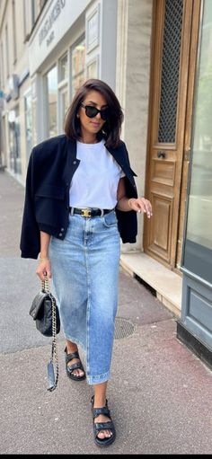 Alluring Outfits, Long Denim Skirt Outfits, Denim Skirt Outfit Summer, Denim Midi Skirt Outfit, Long Denim Skirt Outfit, Pinterest Predicts, Rok Outfit, Jean Skirt Outfits, Long Jean Skirt