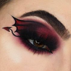 Angel Eyeliner Makeup, Detailed Makeup Looks, Red Makeup Looks Halloween, Devil Eye Makeup Halloween, Devil Glam Makeup, Devil Inspired Makeup, Red Halloween Makeup Looks, Makeup Diable, Devil Makeup Looks Halloween