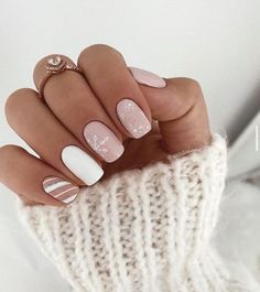 Glam up for the holiday with these gorgeous Christmas nail art ideas. So many stunning designs to choose from, you'll want to recreate all! Winter Proposal Nails, Crismas Nails, Winter Sweater Nails, Sparkly Christmas Nails, Christmas Nails 2022, Xmas Nail Designs, Winter Nails Acrylic, Nails 2022