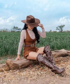 Mexican Vaquera Outfit, Cute Cowgirl Outfits Rodeo, Vaquera Outfit Mexican Women, Vaquera Outfit Mexican, Country Bar Outfit, Long Boots Outfit, Vaquera Outfits, Cute Cowgirl Outfits