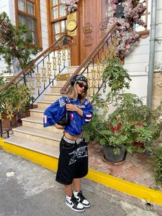 blue jersey, black bandana and black shorts @alina_mmggz Streetwear Accessories Aesthetic, Listen Out Outfits, Streetwear Tops Women, Bikercore Style Women, Jorts 90s Outfit, Street West Outfits, Baggy 2000s Outfits, Indie Streetwear Fashion, Baggy Jersey Outfit