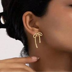 Coquette Bow Knot Shaped Golden Earrings Boutique New Material:Zinc Alloy Earring Stud Material: Titanium Steel You’ll Love Them !! I Ship Fast Bundle To Save $$ Bow Earrings Gold, Gold Bow Earrings, Hoco Earrings, Hoco Accessories, Prom Earrings Gold, Coquette Earrings, Hoco Jewelry, Homecoming Jewelry, Homecoming Inspo