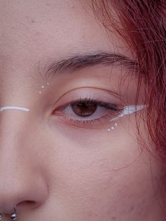 white eyeliner with dots and lines White Graphic Eyeliner, Modele Zentangle, Hippie Makeup, Teknik Makeup, Maquillage On Fleek, Vampire Bride, Cute Eye Makeup