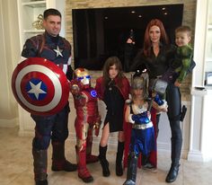 the family is dressed up as captain america and spider - man, with caption in spanish