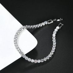 Ornez votre poignet avec éclat dans ce bracelet de tennis de moissanite, méticuleusement ouvré de l'argent sterling et baigné dans l'opulence du placage à l'or 18k.  Chaque lien étincelant raconte une histoire d'élégance intemporelle, faisant de cette pièce un compagnon rayonnant pour toute occasion.
 Description 

Pierres de Moissanite
Bracelet Tennis 3mm
Argent sterling plaqué avec de l'or 18k
Poids environ 10g
GAME Certifié
Toutes les occasions Sparkle Bracelet, Bracelet Tennis, Simple Luxury, Copper Bracelet, Tennis Bracelet Diamond, Mens Jewelry Bracelet, Colorful Bracelets, Tennis Bracelet, Real Diamonds