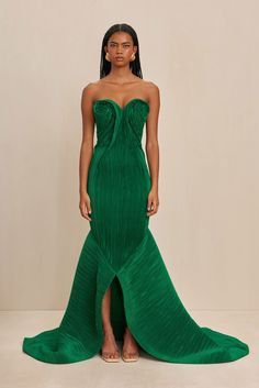 A sculpturally designed plissé strapless gown featuring a exaggerated train and artful bust. — Sculpted plissé fabric — Rose bud shaped bust details — Exaggerated train — Mermaid tail hem Green Gown, Elegant Dresses Classy, Fashion Couture, Rose Bud, Strapless Gown, Cult Gaia, Gala Dresses, Mermaid Tail, Fabulous Fashion