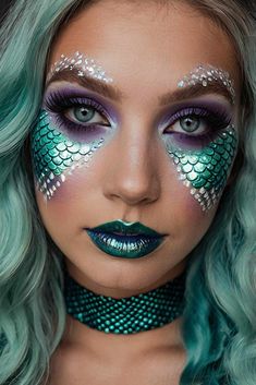 Killing Halloween Makeup Ideas To Collect All Compliments And Treats ★ Mermaid Skeleton Makeup, Skeleton Mermaid Makeup, Easy Dragon Makeup, Evil Mermaid Makeup, Mermaid Face Makeup, Dragon Halloween Makeup, Diy Mermaid Makeup, Sea Siren Makeup, Dragon Makeup Halloween