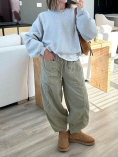 Barrel Pants Outfit, Post Baby Outfit, Chic Winter Style, Wardrobe Capsule, College Fits, Trendy Boots, Fire Fits, Oversized Knitted Sweaters